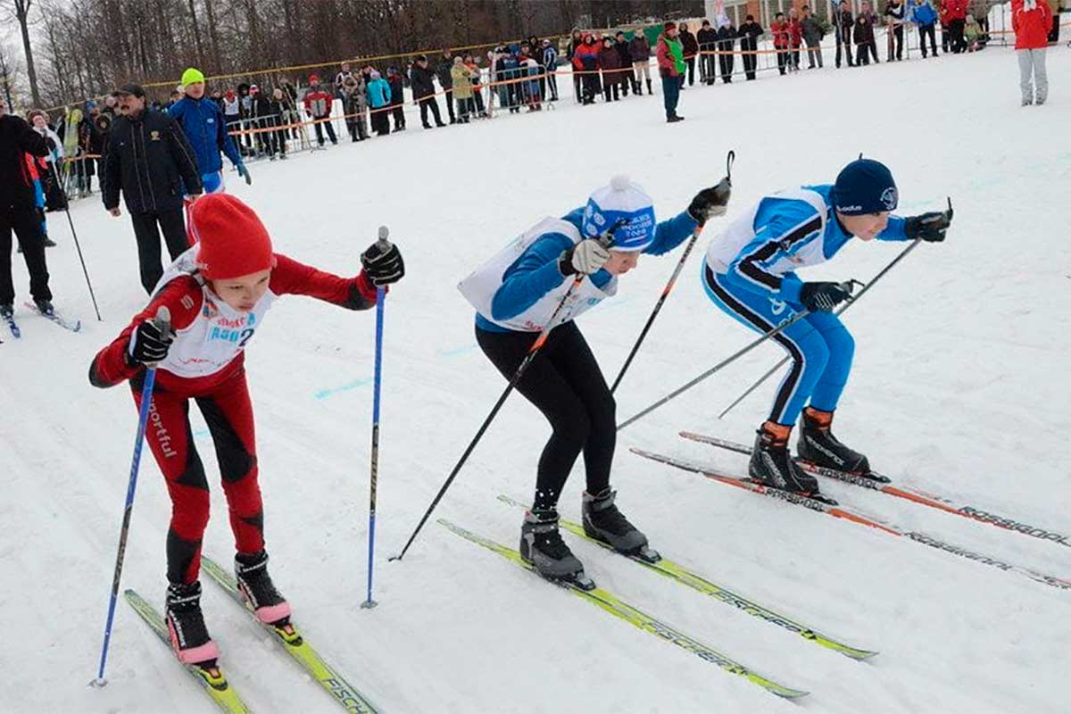 Спортивная лыжная база. Лыжные соревнования. Лыжи в школе. Лыжный спорт дети. Лыжные гонки школьники.