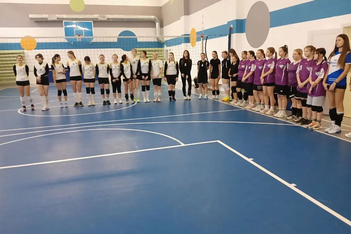 в соревнованиях Школьной спортивной лиги по волейболу сошлись четыре отважные команды девушек